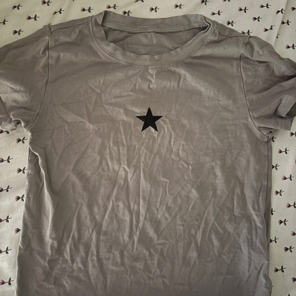 dazy gray star tshirt